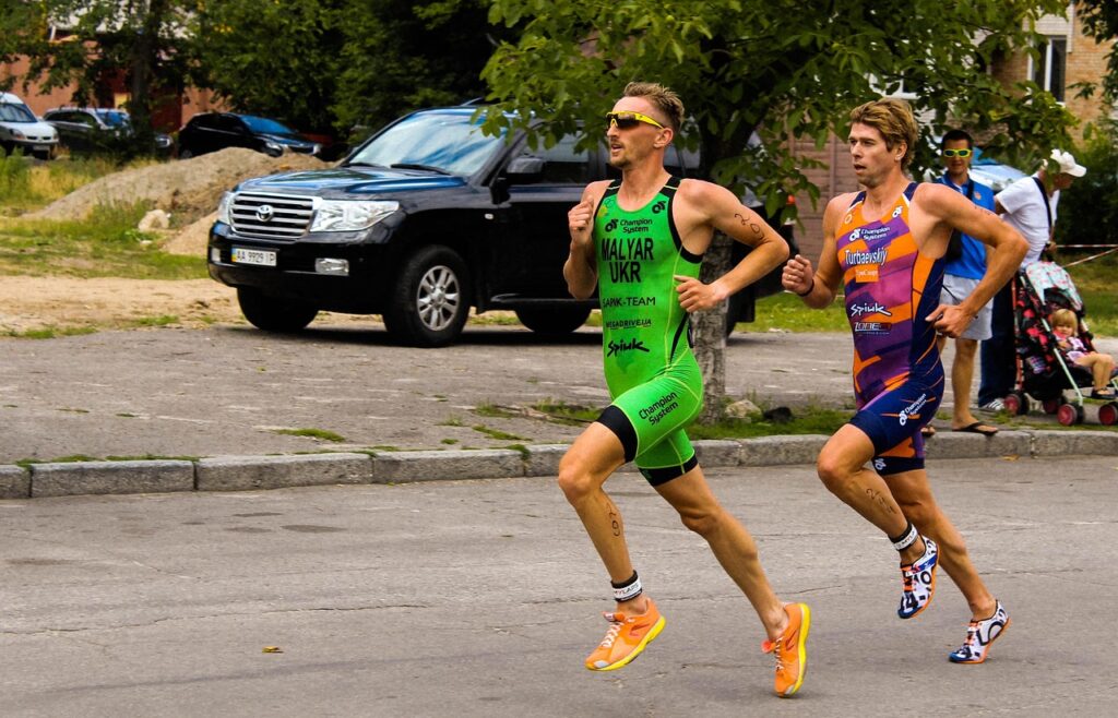 zawodnik podczas biegu na etapie biegowym - triathlon