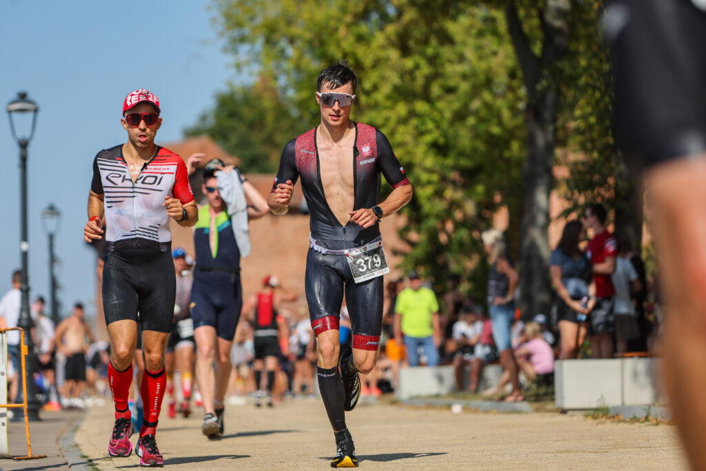 zawodnik na etapie biegowym - triathlon